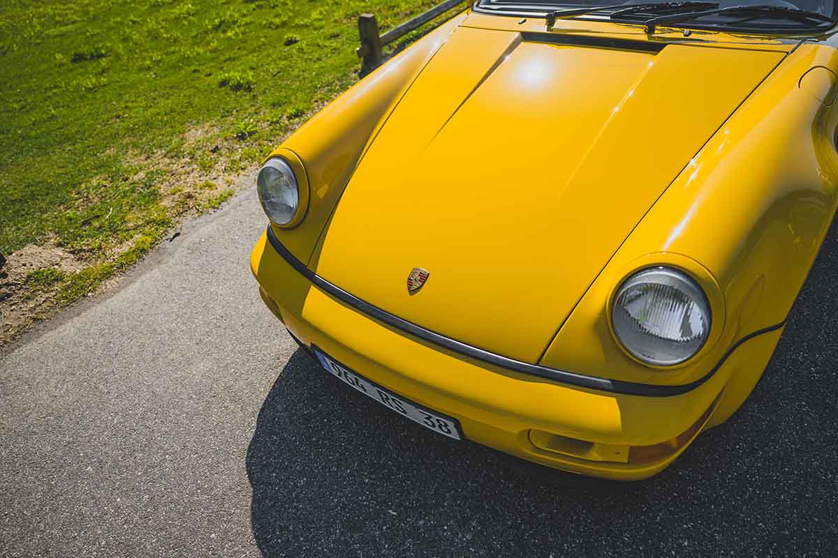 オークションに出品予定の1993年式ポルシェ「911 カレラRS 3.8（Type 964）」Darin Schnabel(c)2026 Courtesy of RM Sotheby's