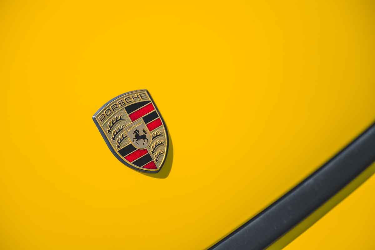 オークションに出品予定の1993年式ポルシェ「911 カレラRS 3.8（Type 964）」Darin Schnabel(c)2026 Courtesy of RM Sotheby's