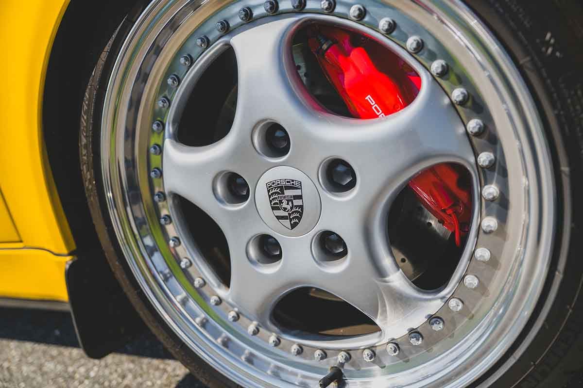 オークションに出品予定の1993年式ポルシェ「911 カレラRS 3.8（Type 964）」Darin Schnabel(c)2026 Courtesy of RM Sotheby's
