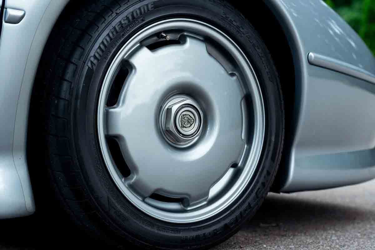 オークションに出品予定の1993年式ジャガー「XJ220」(c)2026 BROAD ARROW Auctions