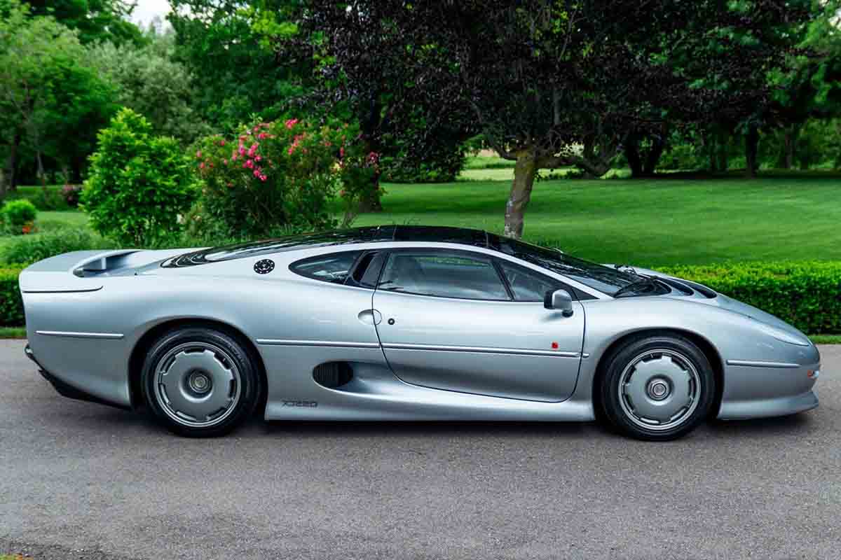 オークションに出品予定の1993年式ジャガー「XJ220」(c)2026 BROAD ARROW Auctions