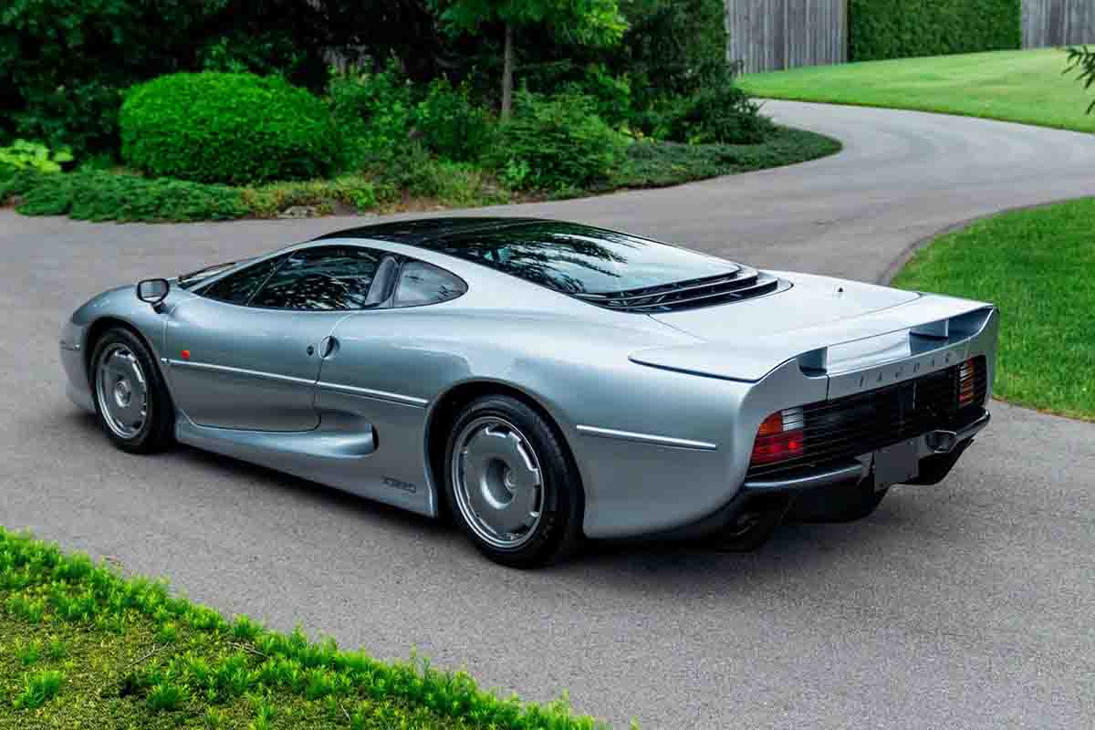 オークションに出品予定の1993年式ジャガー「XJ220」(c)2026 BROAD ARROW Auctions