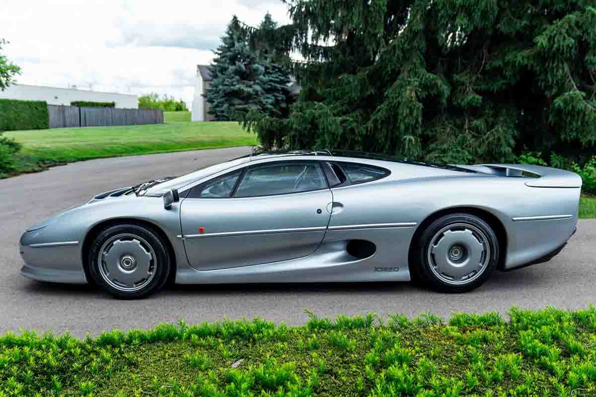オークションに出品予定の1993年式ジャガー「XJ220」(c)2026 BROAD ARROW Auctions