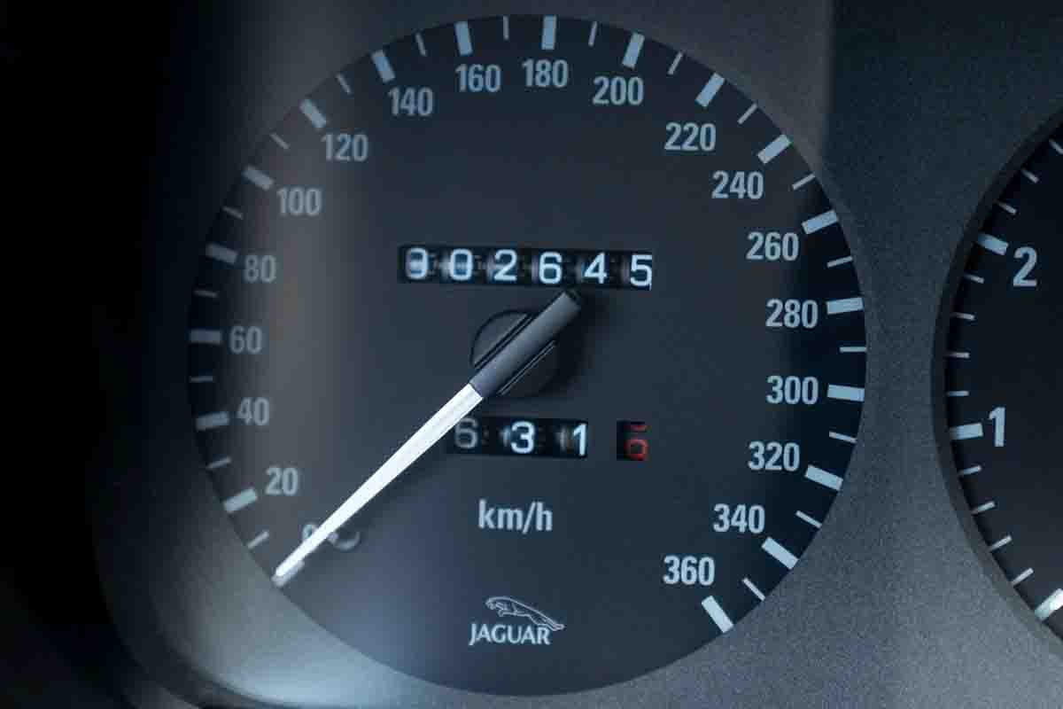 オークションに出品予定の1993年式ジャガー「XJ220」(c)2026 BROAD ARROW Auctions