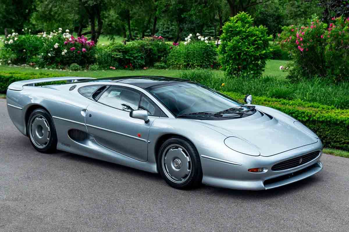 オークションに出品予定の1993年式ジャガー「XJ220」(c)2026 BROAD ARROW Auctions