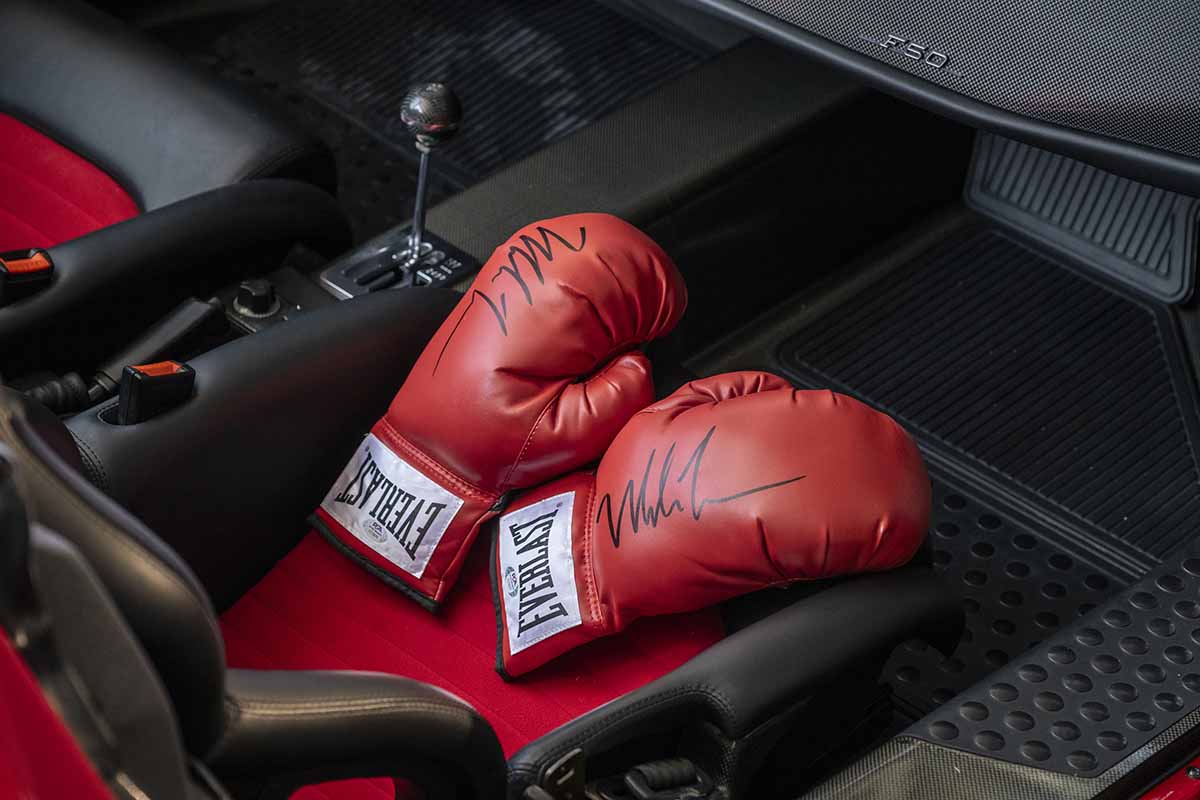 RMサザビーズ主催のオークションに出品される1995年式「F50」。初代オーナーのマイク・タイソンのサイン入りグローブも付属Robin Adams(c)2026 Courtesy of RM Sotheby's