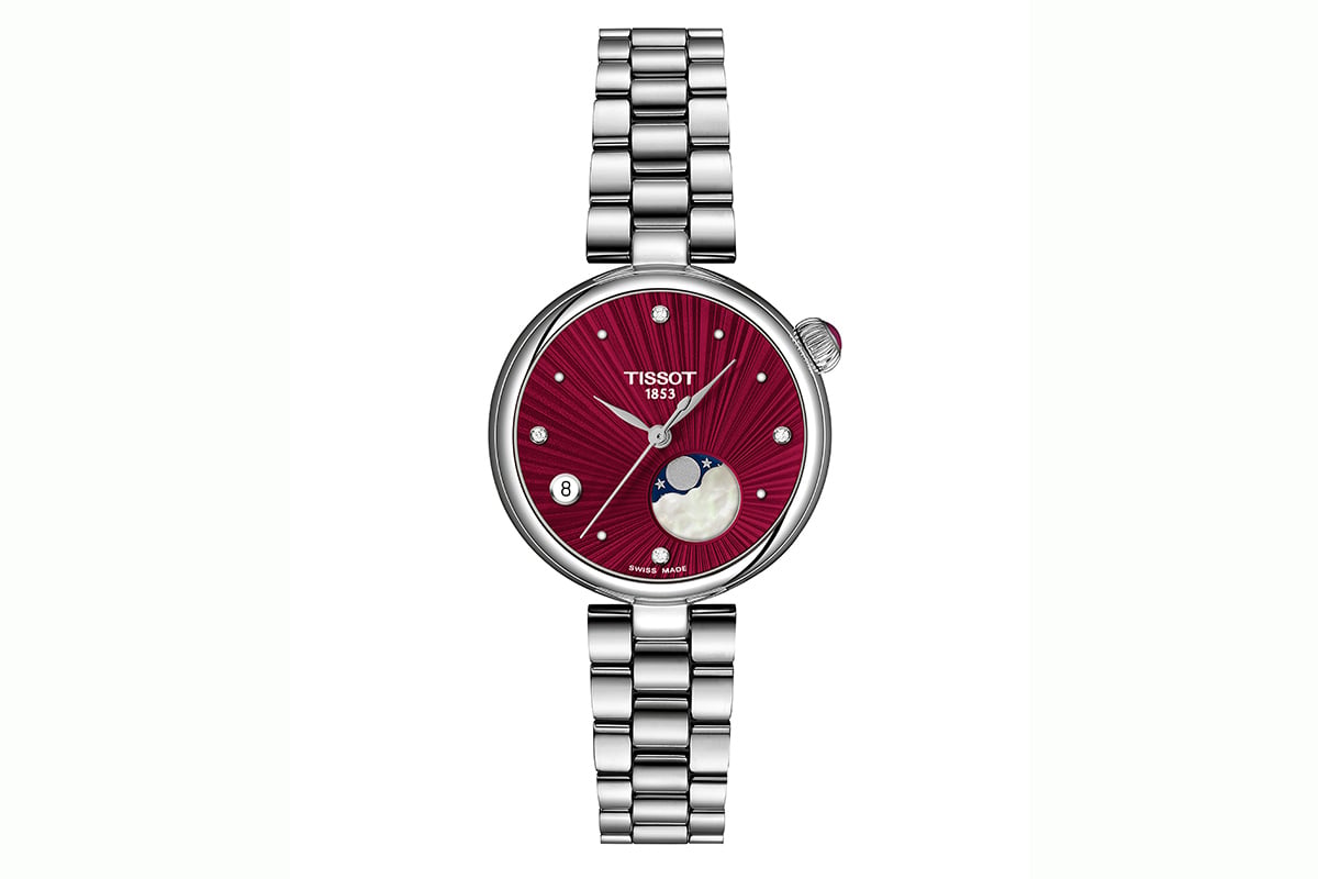 レッドダイヤルの「T152.223.11.426.00」（7万5900円 消費税込）。ムーンフェイズのマザー・オブ・パールの白さが際立つ。