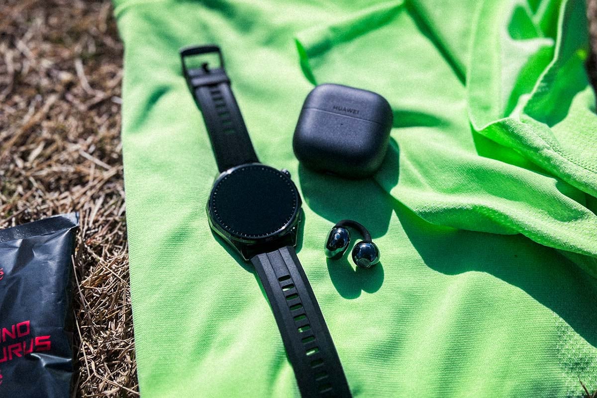 ▲ファーウェイの「HUAWEI WATCH GT 6 46mm」と「HUAWEI FreeClip 2」。どちらもブラックで統一された、ミニマルな佇まいが魅力です。ウオッチは普段使いにも馴染む顔立ちで、オンオフ問わず活躍。アクセサリー感覚で着けられるイヤーカフ型のイヤホンは、ラン以外のシーンでも手放せなくなります。