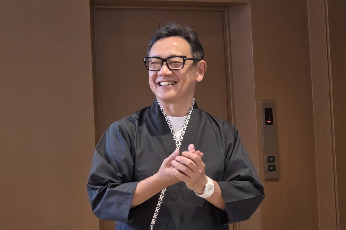 「おかず食堂」の主人役として和装で登壇したレコルトの代表取締役社長 岡野 真二氏。暖簾や衣装まで含めた演出からも、海外由来の揚げ物家電ではなく、日本の食卓になじむ一台として届けたいという今回の狙いが伝わってきた
