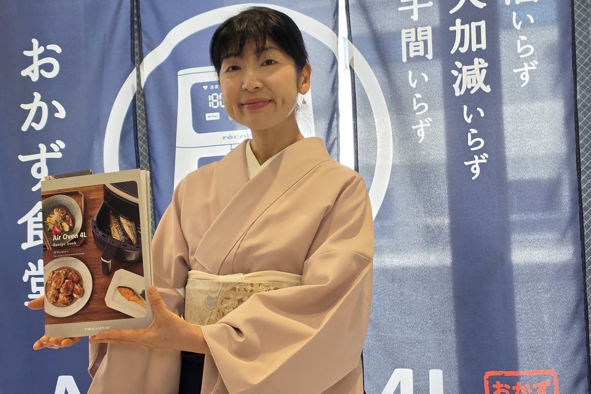35品のレシピブックを手にする、料理研究家・管理栄養士の前田量子氏。製品の機能に料理を合わせるだけでなく、家庭で誰が作っても再現しやすい分量や手順まで細かく検証したことが、本機の完成度を支えている