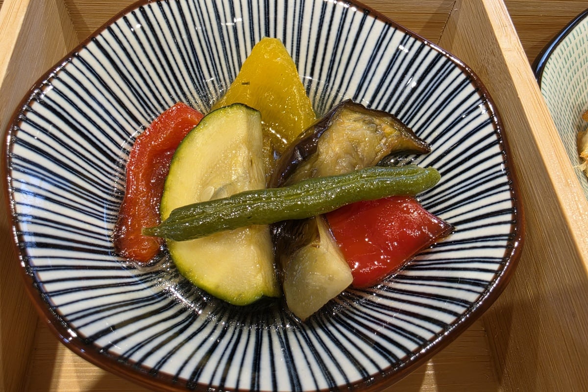 実食で最も印象に残った「彩り野菜の焼き浸し」。ナスやパプリカなどの水分を熱風で適度に飛ばしてから調味液に浸すことで、油の重さを抑えながら、野菜の味と調味料の一体感を楽しめる仕上がりだった