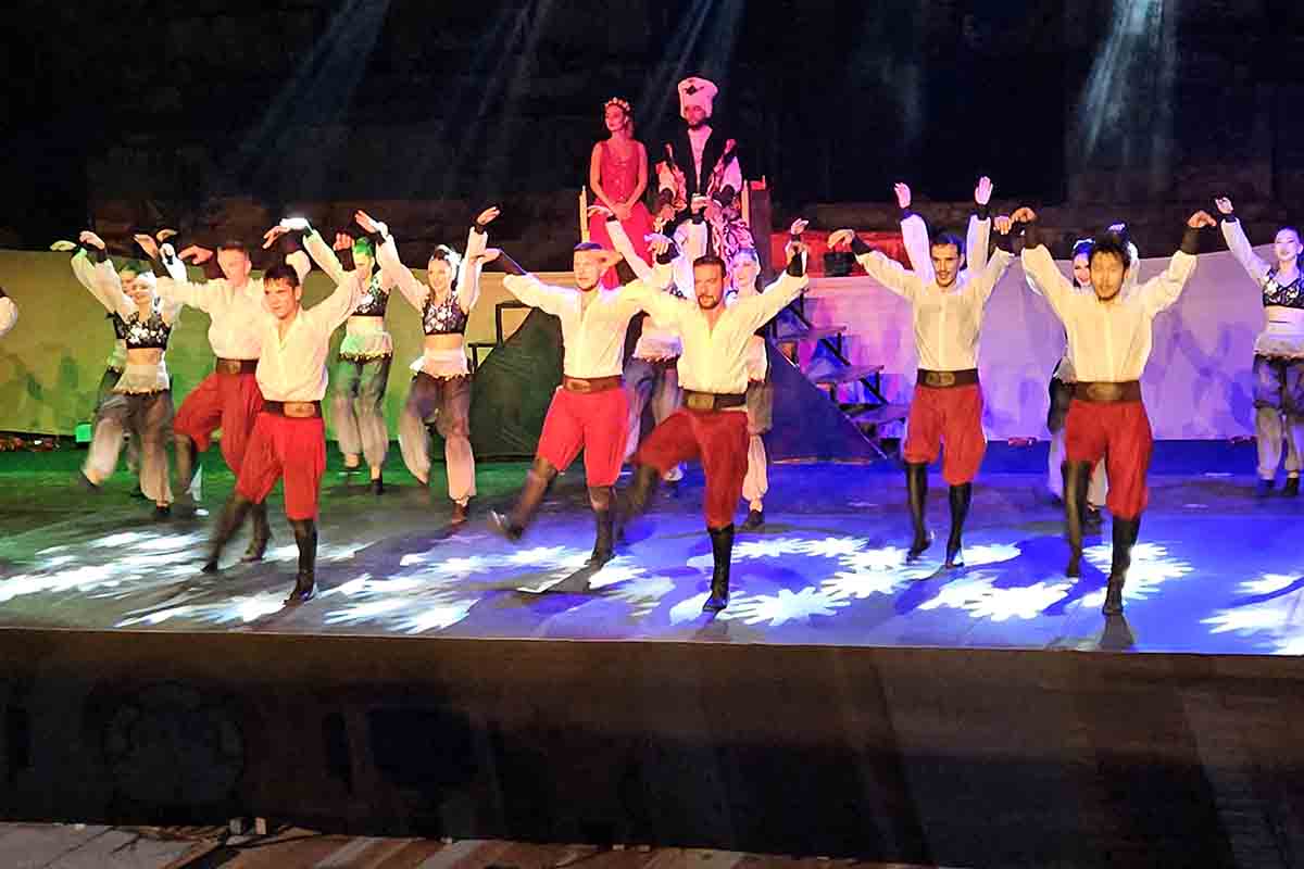 ダンスパフォーマンス「ヒュレム」