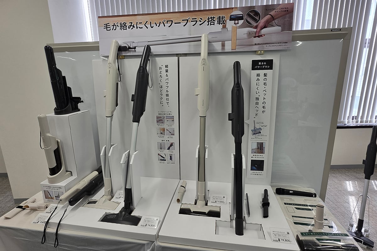 コードレスクリーナーの展示。家電メーカーのようにスペックだけを競うのではなく、「毛が絡む」「手入れが面倒」といった生活上の不満から機能を組み立てられることは、ホームセンター発家電ならではの強みになり得る
