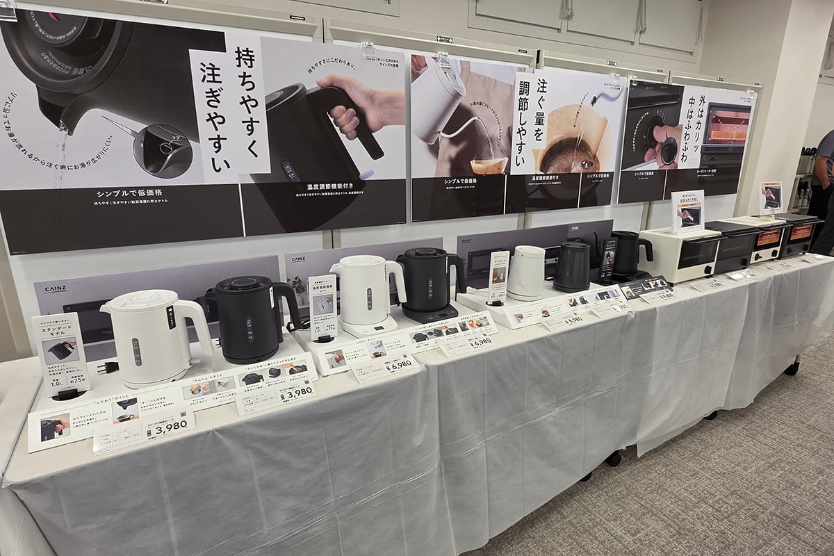 ケトルや調理家電などが並ぶ発表会場。カインズはDIY、収納、キッチン、掃除、住宅設備など家の中の幅広い接点を持つ。家電単体ではなく、生活動線全体から商品を考えられることが今後の差別化につながりそうだ