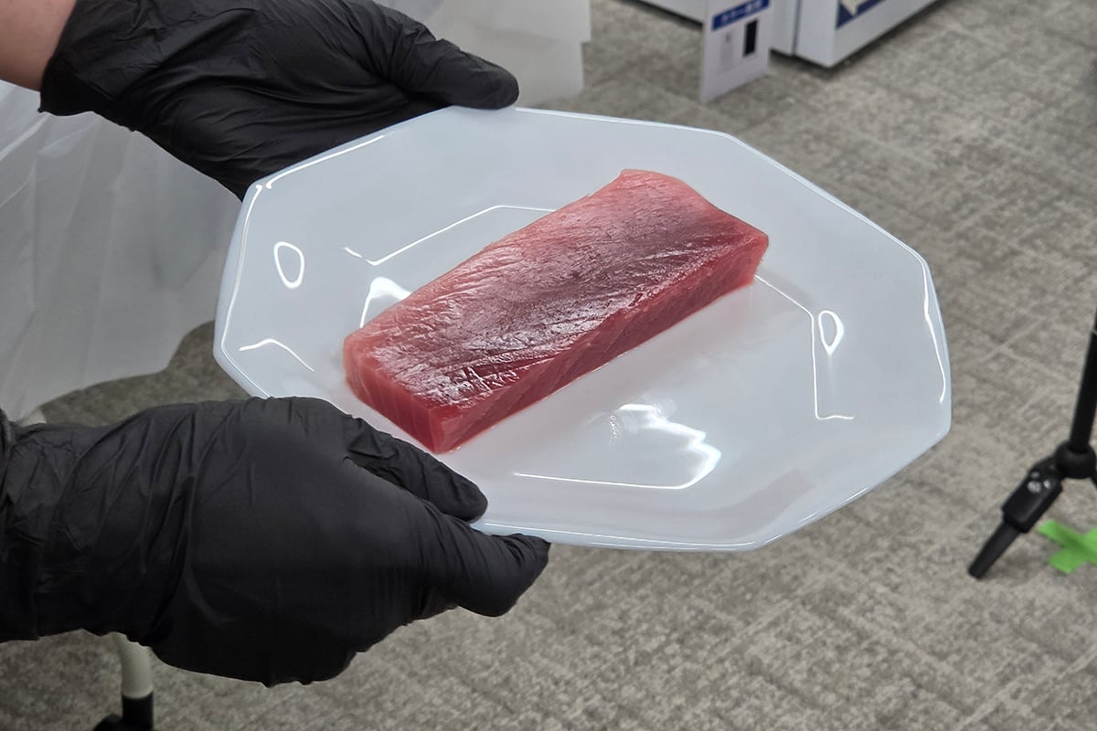 発表会で「解凍上手」の実演に使われた冷凍マグロの柵。こうした食材こそ、目の前でレンジに入れてから取り出すまでを一続きで見せれば、解凍性能の説得力をより直感的に伝えられたはずだ