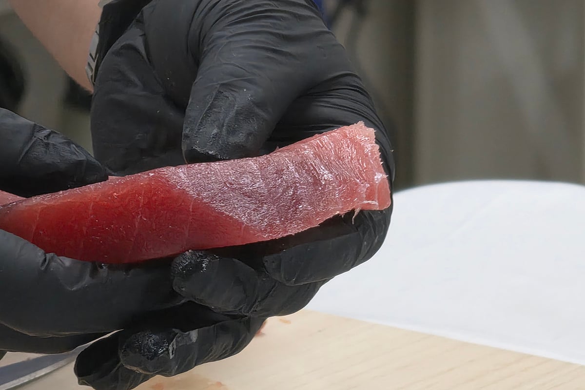 切り分けたマグロの断面。中心部にわずかに凍った芯を残すのが「解凍上手」の狙いで、切ったあと食卓へ運ぶ頃に食べ頃になるという。技術説明とこの仕上がりをその場でつなげられれば、理解はさらに深まる
