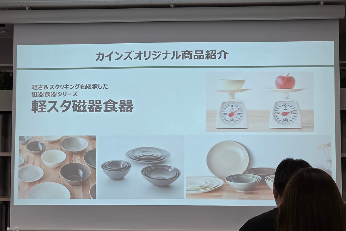 電子レンジの実演途中では、重ねやすさや収納性を意識したカインズオリジナルの樹脂食器も紹介された。暮らしを横断して商品を持つのはカインズの強みだが、発表会では主役のメッセージをどう絞るかが重要になる