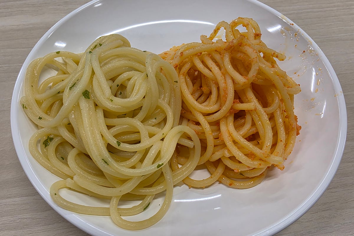 会場で試食用に提供された2種類のパスタ。筆者が食べた際には、凍ってはいないものの冷たさを感じる部分が残っていた。種類を増やすより、まず1種類を確実に温め切るデモのほうが製品の印象は強くなる