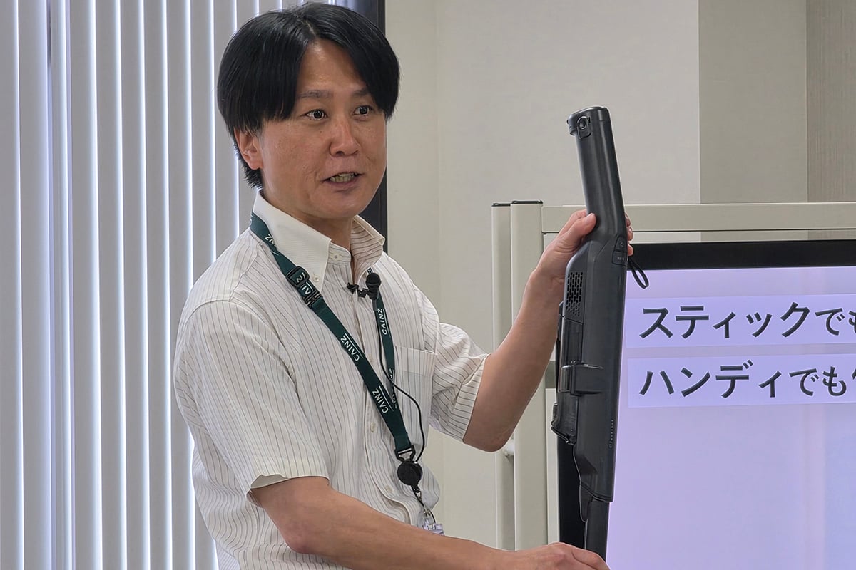 後半に紹介されたコードレススティッククリーナー。髪の毛がブラシへ絡みにくい構造など、日常の手入れの面倒から商品を考える姿勢は、電子レンジにも通じるカインズの家電開発の特徴として見えてくる