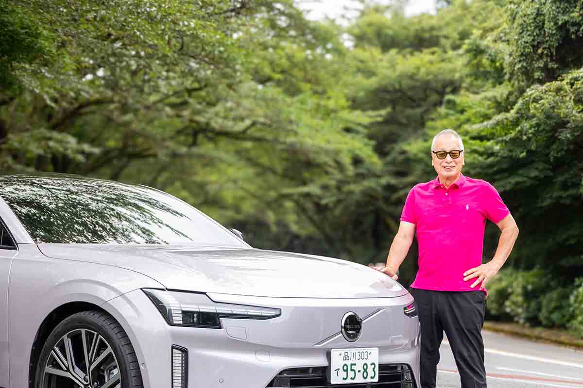 ボルボ新型「ES90」と筆者の菰田潔氏