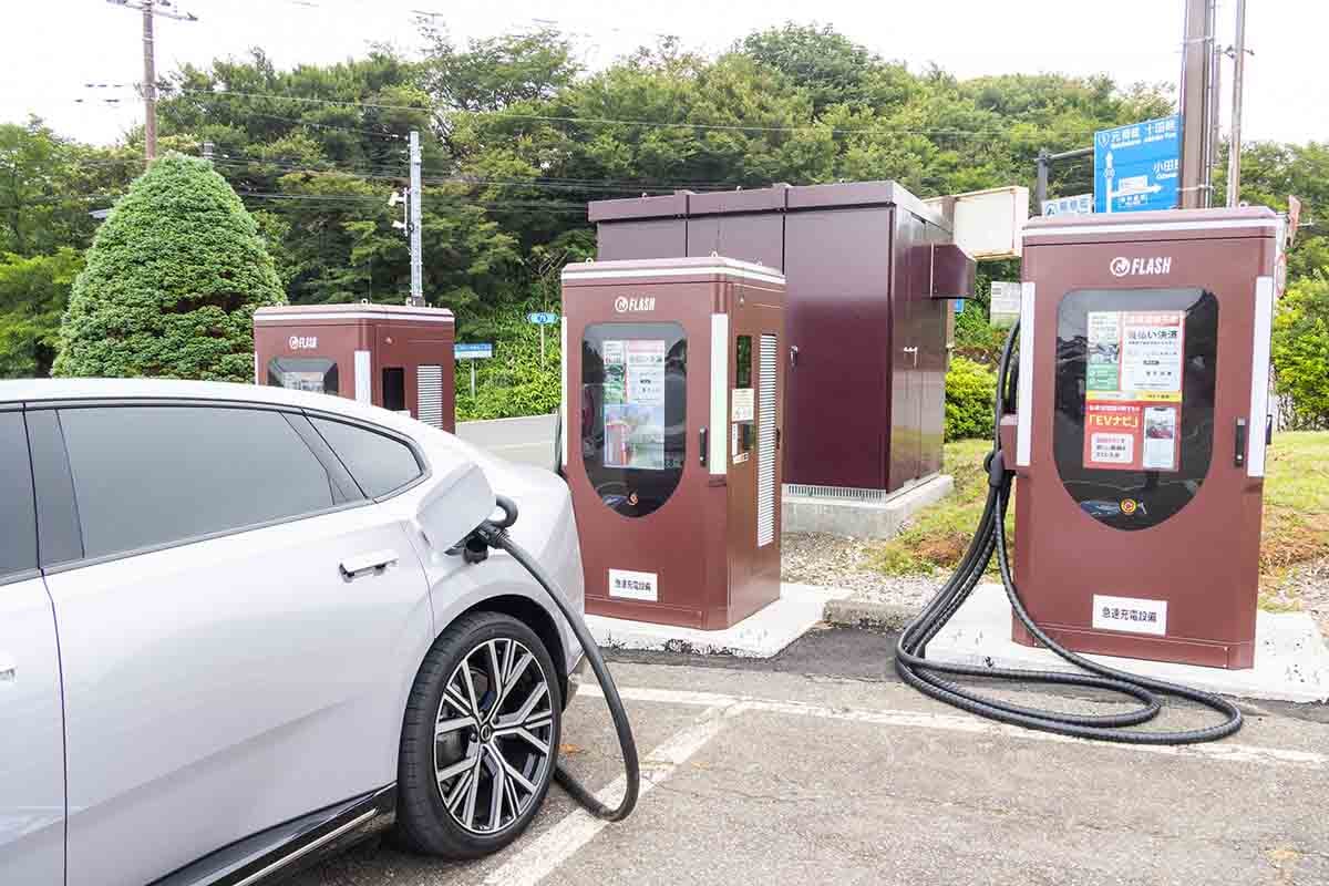 「アネスト岩田 ターンパイク箱根」大観山の駐車場にあるEV充電スタンドで充電中のボルボ新型「ES90」