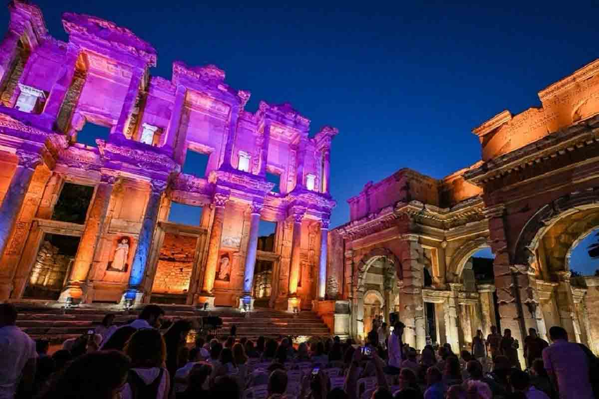 トルコ・エフェソス遺跡で開催された、「エフェソス・ジャパンディ」の様子。ケルスス(セルシウス)図書館を使ったプロジェクションマッピング