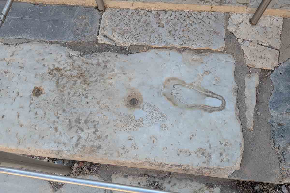 トルコ・エフェソス遺跡にある、古代の売春宿(娼館)への案内図。これは世界最古の広告看板のひとつといわれている。