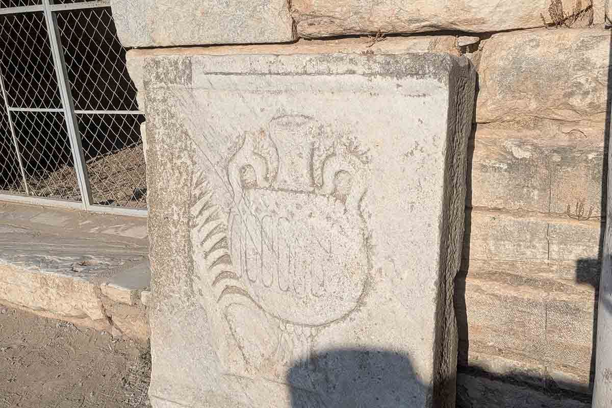 トルコ・エフェソス遺跡にある大理石の石板。壺が描かれている