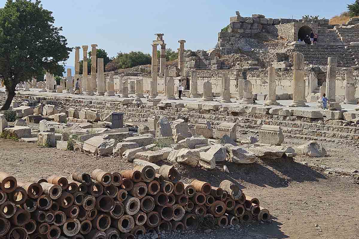 広大なトルコの世界遺産、エフェソス遺跡。修復中の石柱などがいたるところに置かれている