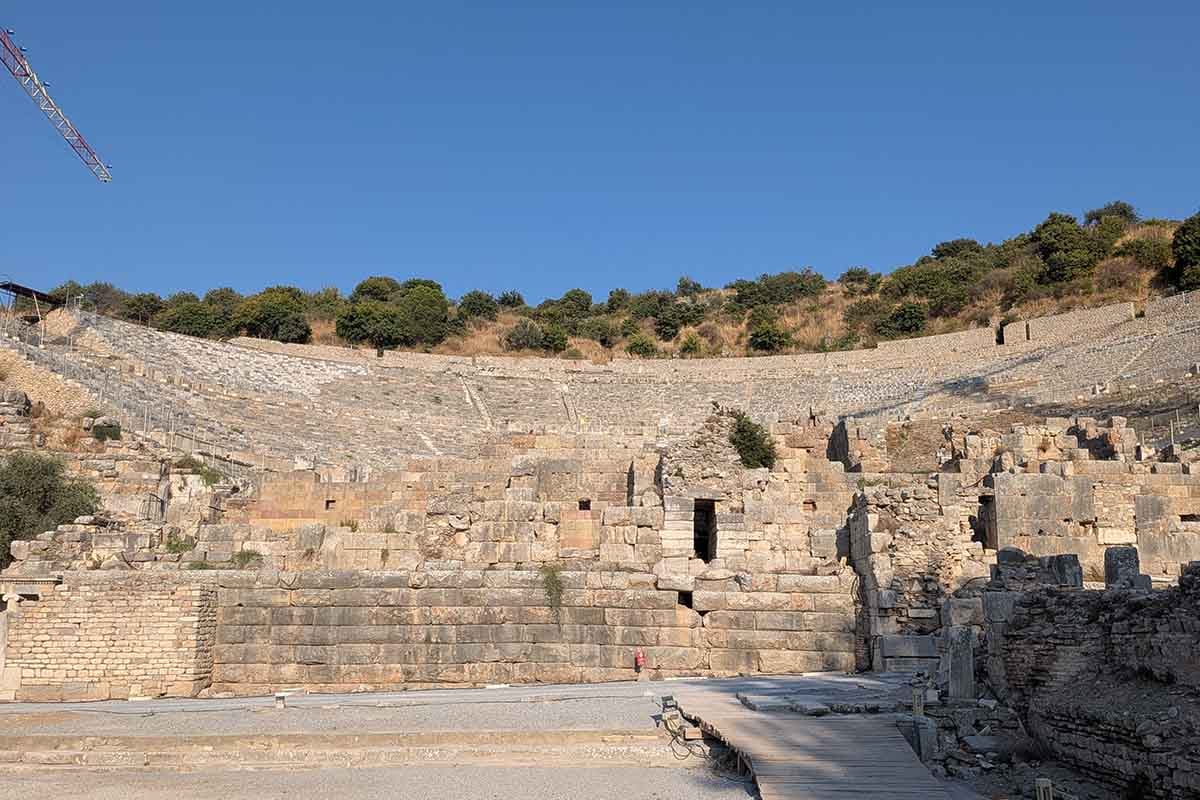 トルコ・エフェソス遺跡の巨大な大劇場。ヘレニズム時代に建設され、ローマ時代に拡張、当時は最大2万5000人を収容した最大級の古代劇場だった