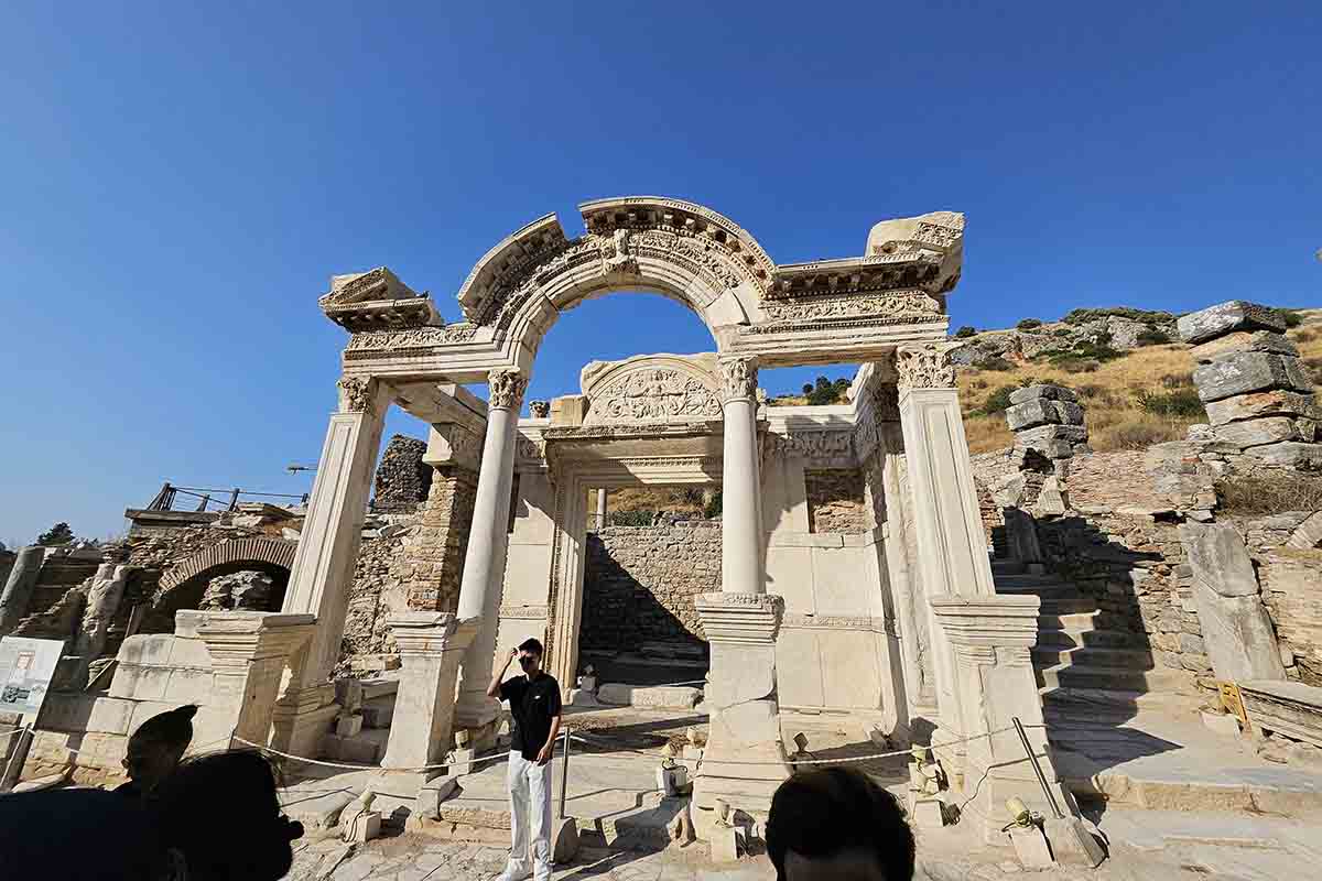 トルコ・エフェソス遺跡にあるハドリアヌス神殿