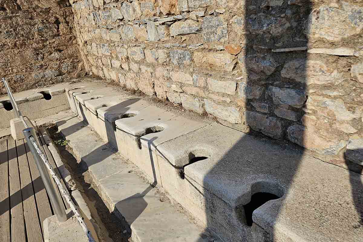 トルコ・エフェソス遺跡にある古代の「公衆トイレ」跡