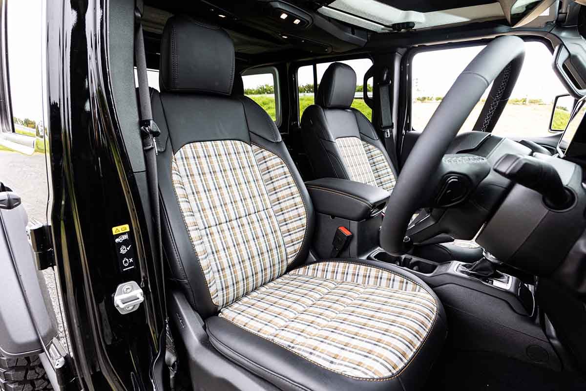 Jeep Wrangler 85th Anniversary Edition（ジープ・ラングラー85周年記念エディション）。シートなどに専用プレイド（チェック）柄を用いる