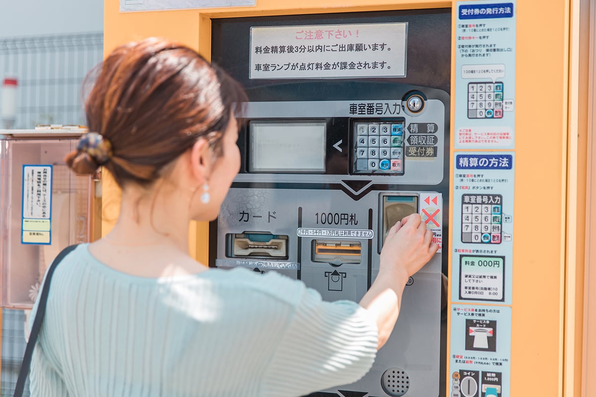 コインパーキングではなぜ硬貨や1000円札しか使えない!?
