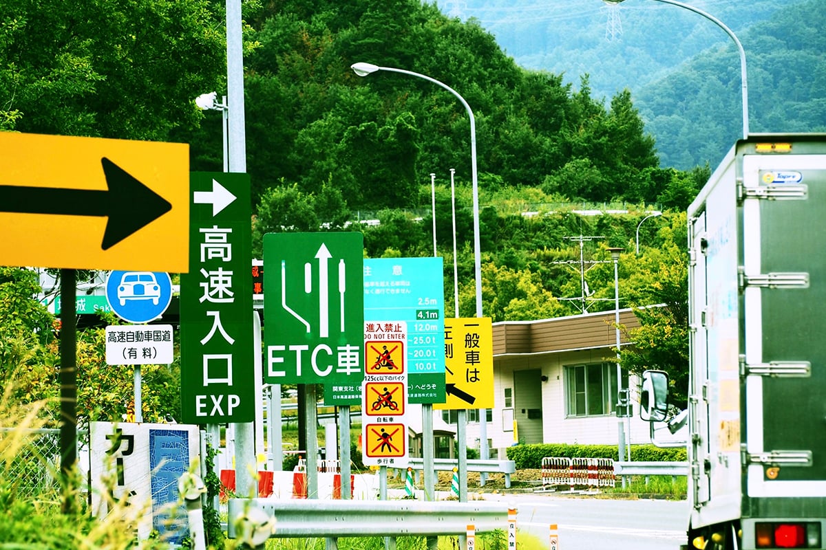 案内標識が緑色である背景には、高速走行時の視認性という明確な安全上の理由が存在する