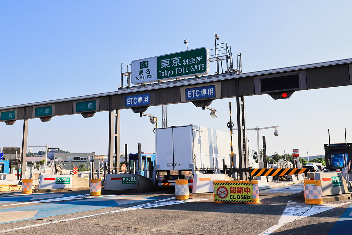 現金支払いや一般レーンを利用するクルマが誤ってETC専用レーンに向かってしまうことを防ぐ視覚的な工夫も