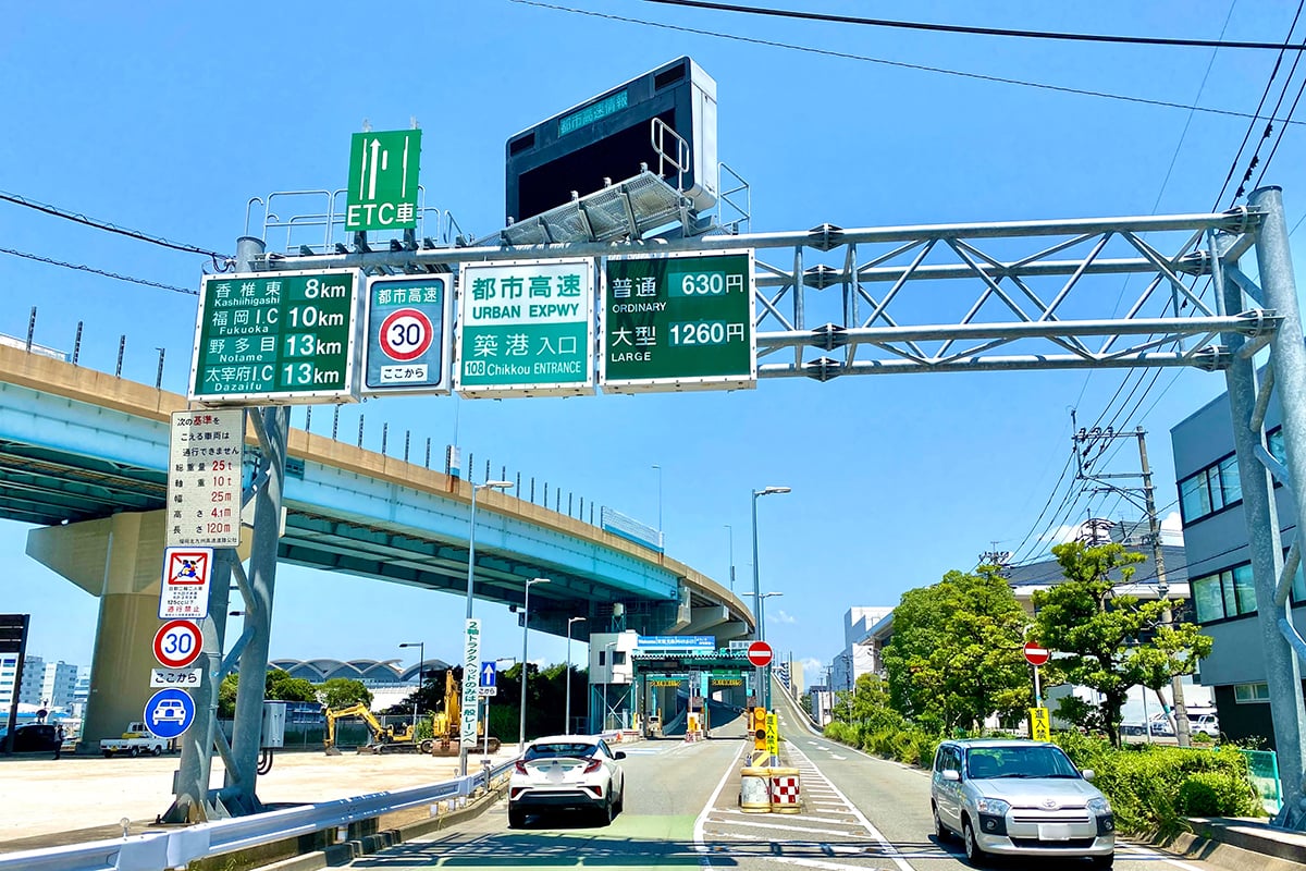 案内標識が緑色である背景には、高速走行時の視認性という明確な安全上の理由が存在する