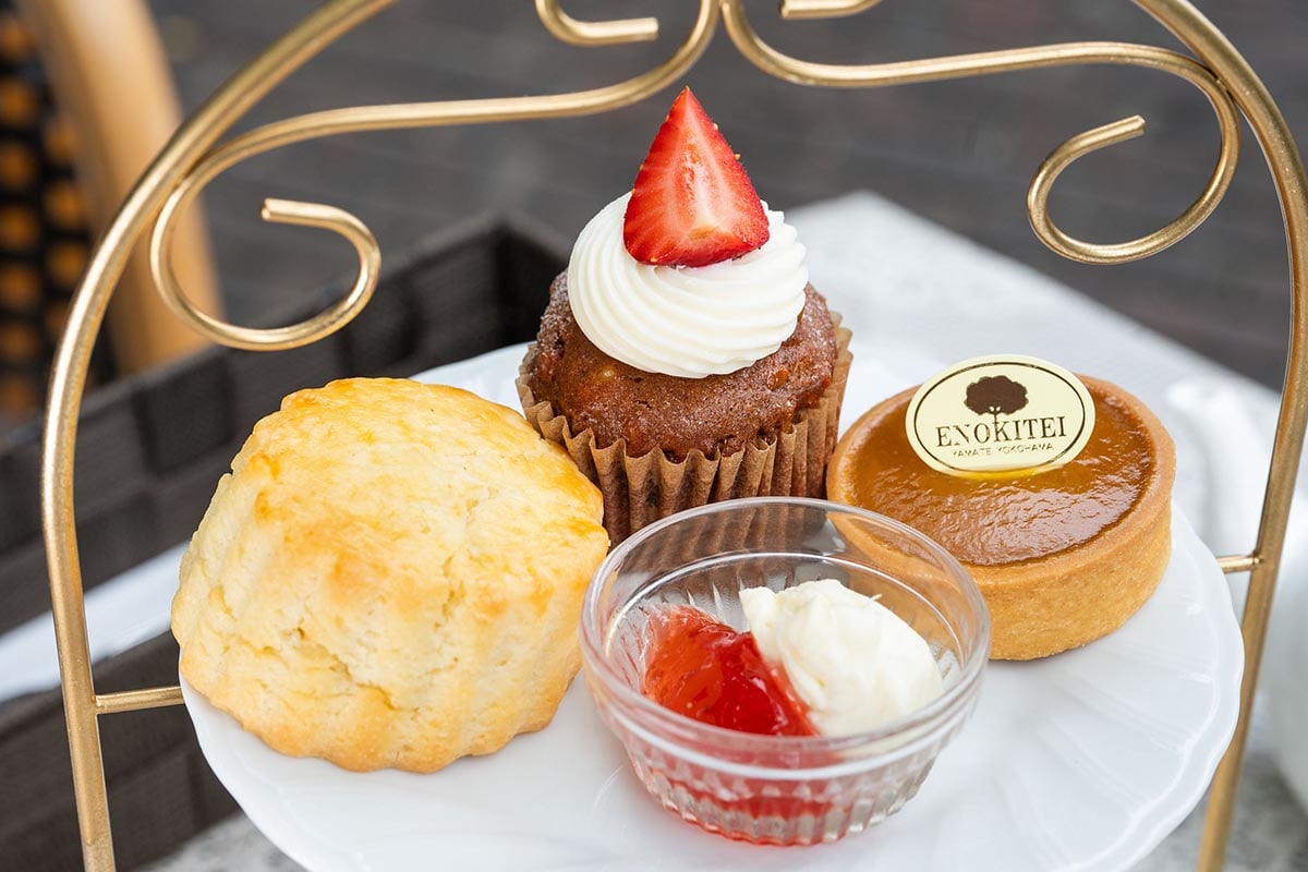 中央上がキャロットケーキ、左がタルト。手前はジャムとクロテッドクリーム