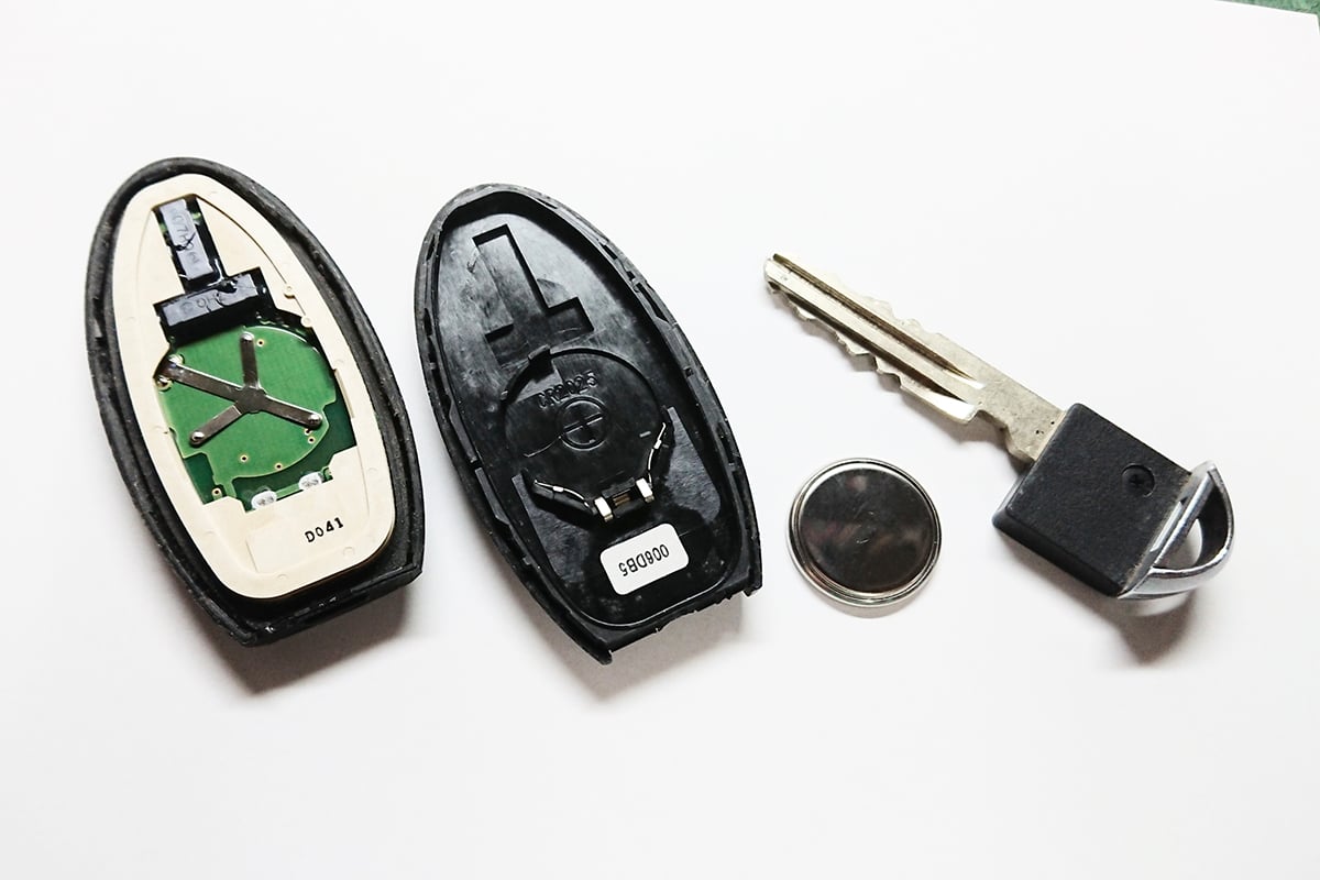 スマートキーの本体にある小さなボタンやレバーを操作することで、内蔵されている金属製のカギを取り出せる