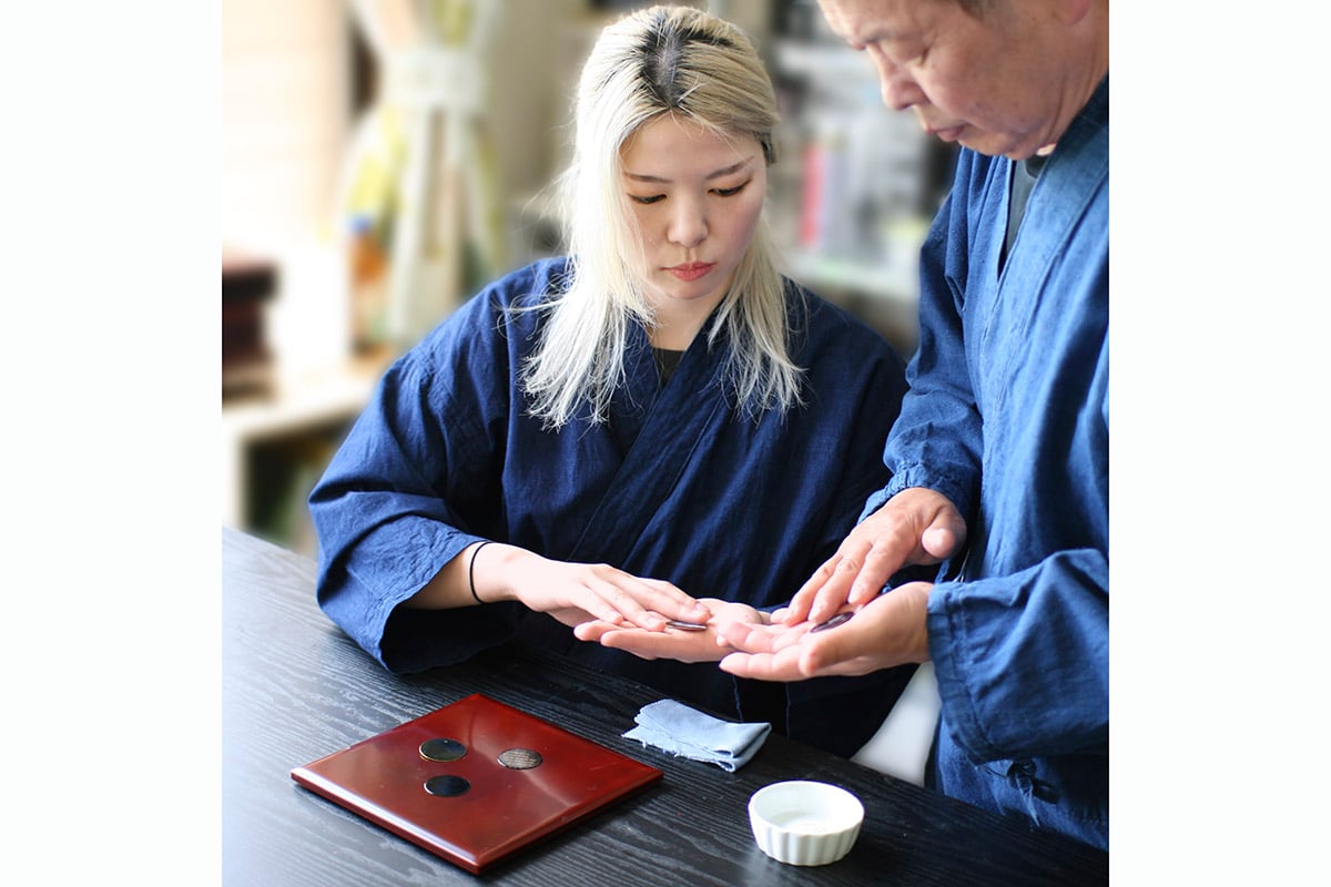 越前漆職人である辻 利和氏（右）と氏を父に持つ辻 美月貴氏（左）。