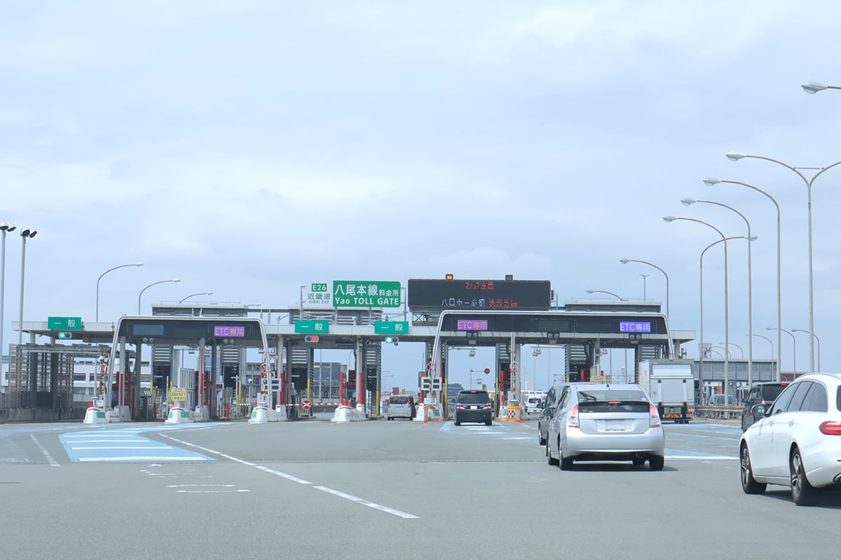 現金支払いや一般レーンを利用するクルマが誤ってETC専用レーンに向かってしまうことを防ぐ視覚的な工夫も