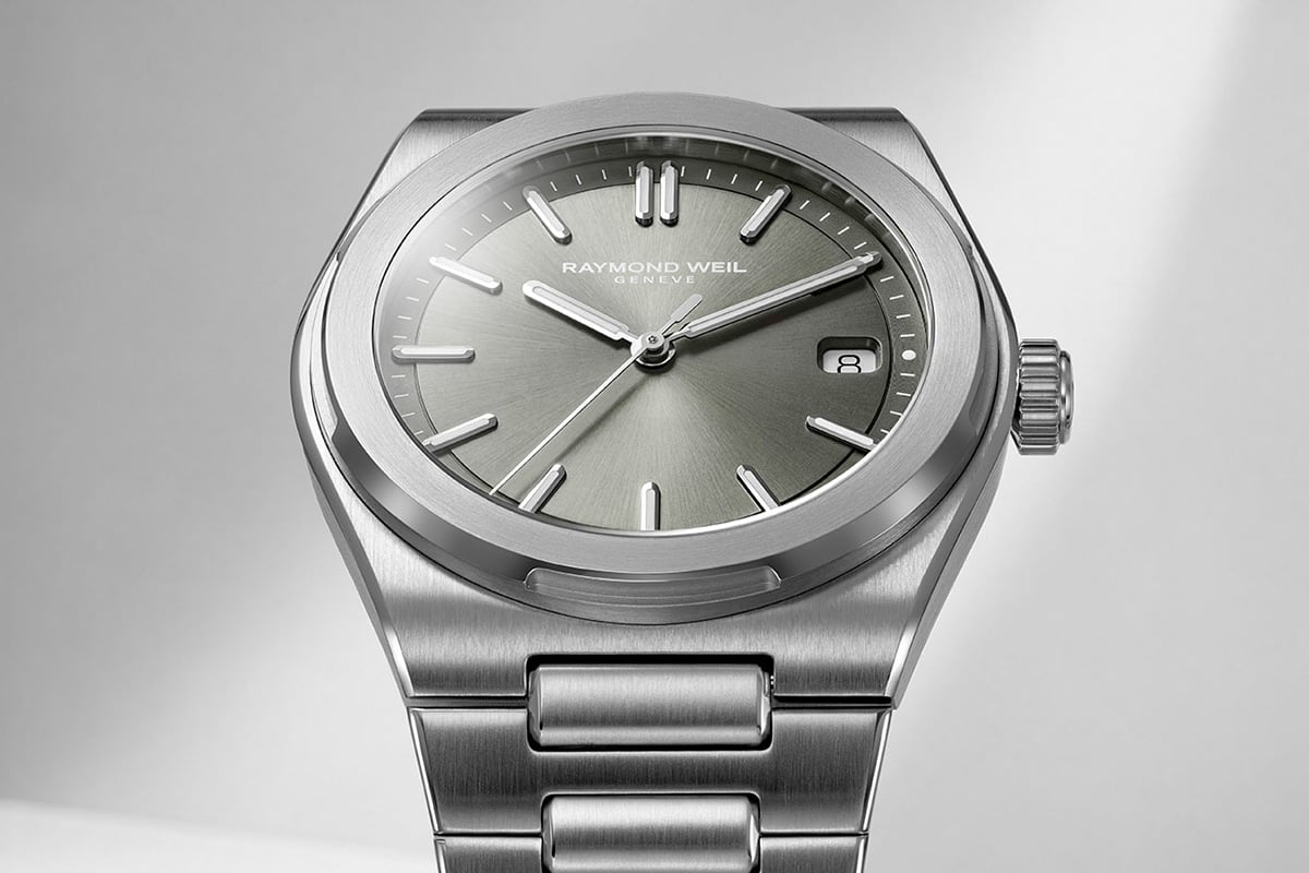 ケース径38mmのメンズモデルは共通してサンレイ仕上げのダイヤルによる美しい光沢。