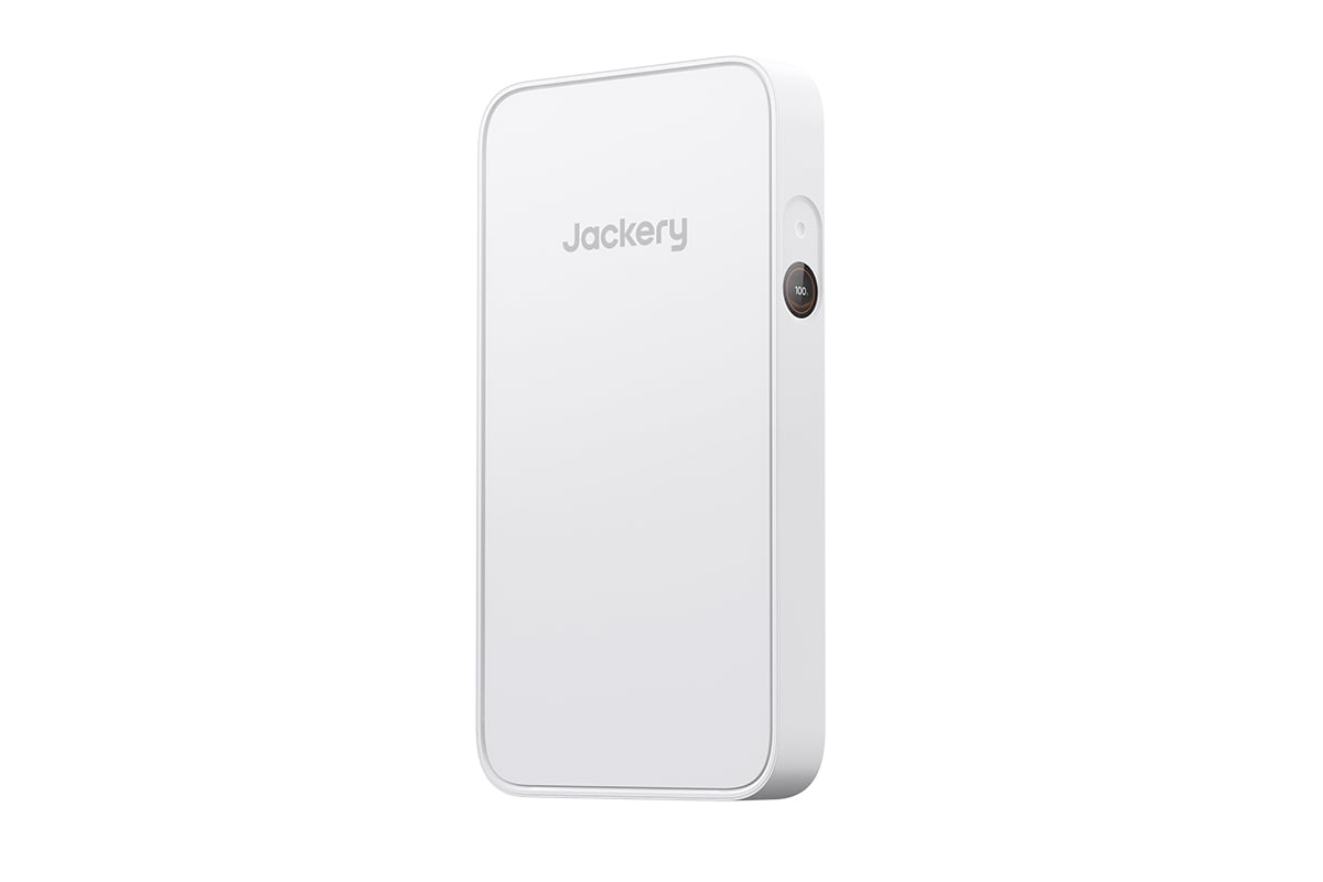 バッテリーの本体重量は10kg超とやや重さがあるため壁掛けには専用ブラケットが必要。「Jackery Wall-Mounted Bracket」ウウ（1999円 消費税込）