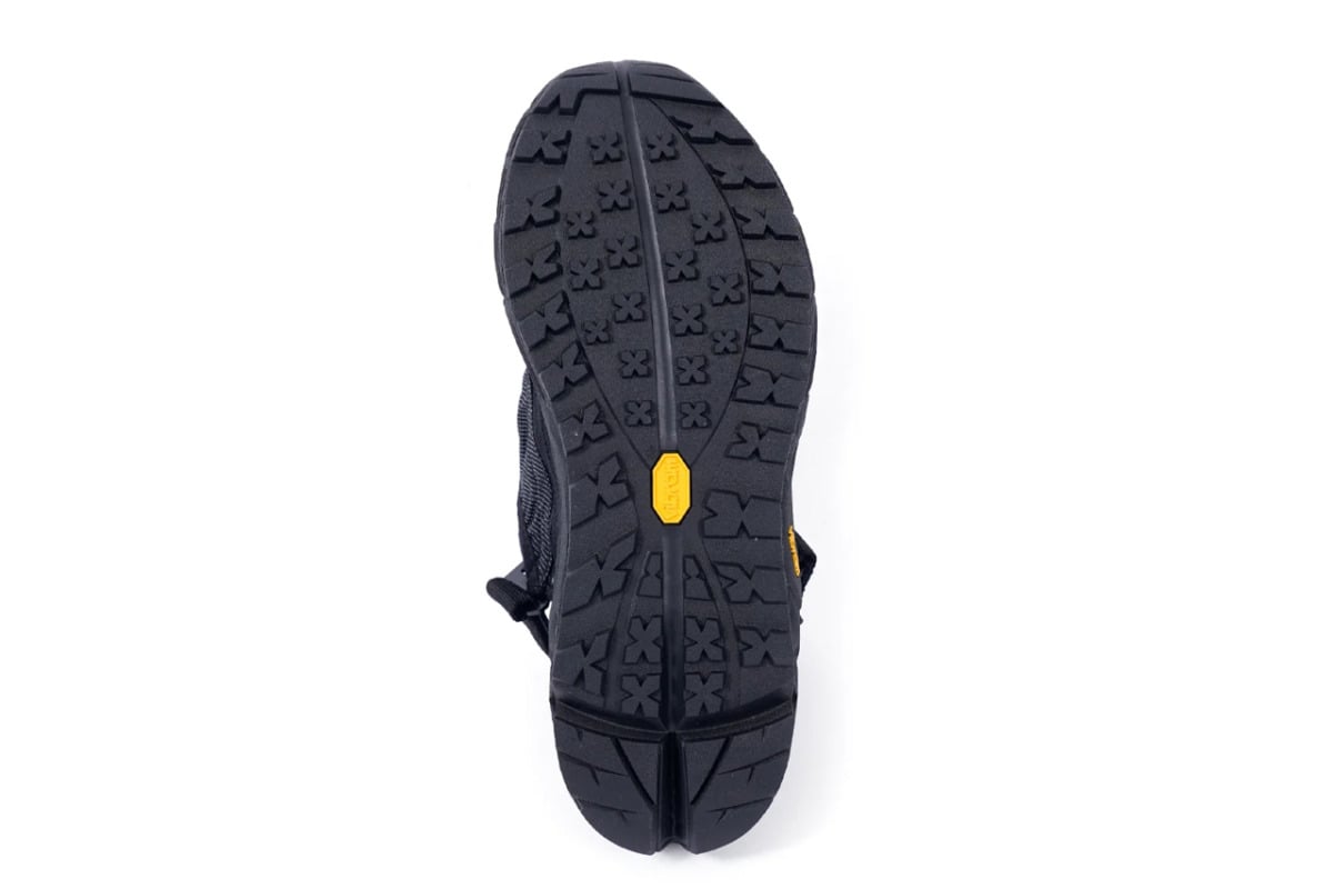 アウトソールにはVibram（ビブラム）社の「メガグリップ」を採用。濡れた路面や悪路でも高いグリップ力を発揮し、歩きやすさを損ないません。