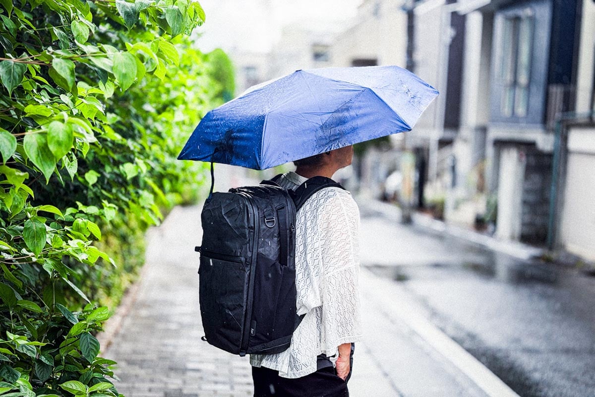 ▲コーティングジッパーとUltra400X生地の恩恵で、急な雨でも中身の心配をしなくて済みます。傘からどうしてもはみ出してしまう背中の荷物を確実に守ってくれる、頼もしいトラベルパックです。