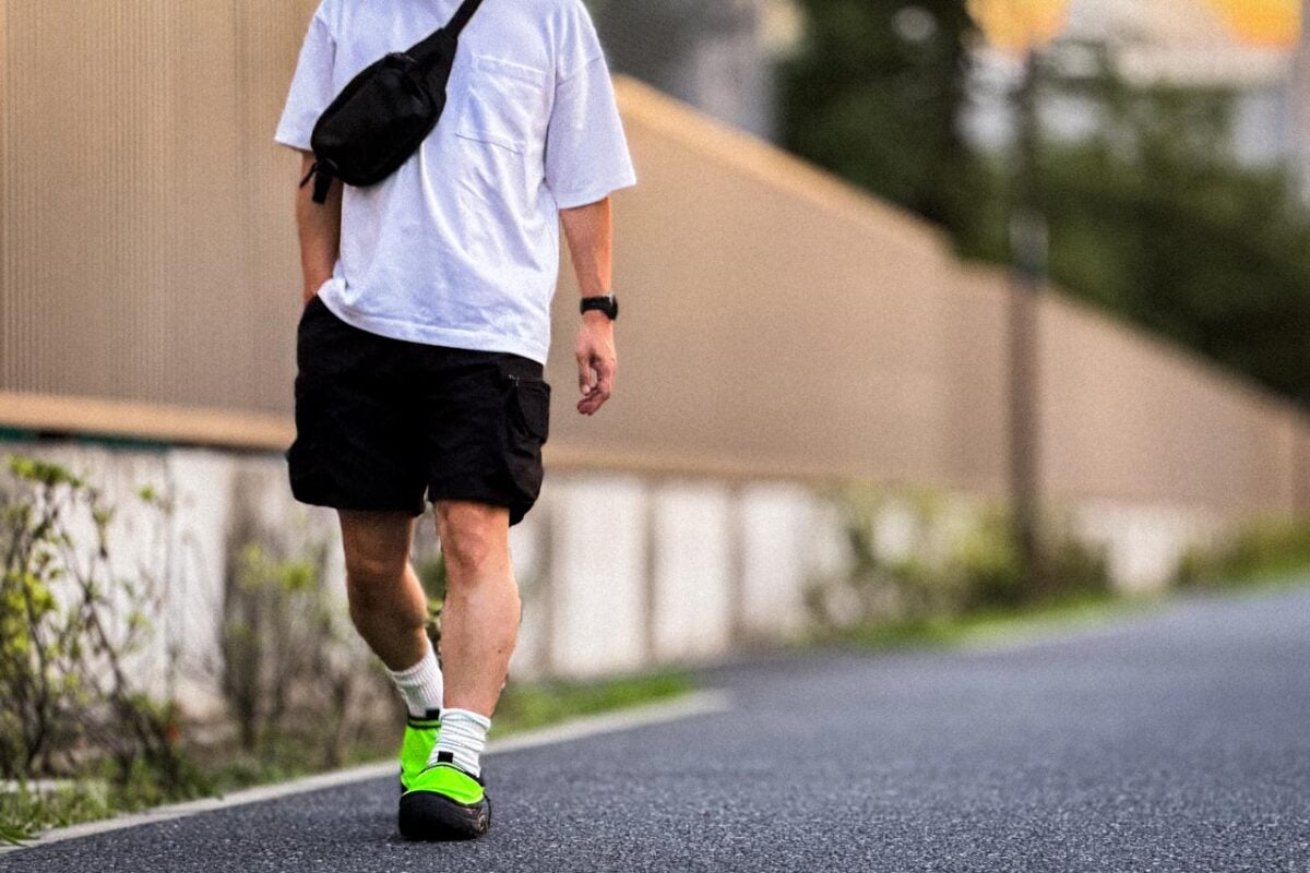 Tシャツとショーツのシンプルな夏の装いには、カバーの蛍光グリーンを差し色にするのがおすすめ。足元にアクセントを置くことで、暑い日のシンプルなスタイルも手抜き感なく洗練された印象に仕上がります。