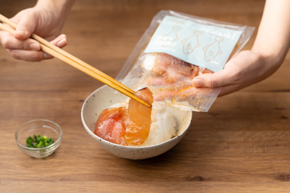 解凍したパックから器へ盛り付けるだけで一品になる手軽さもフィシュル!の特徴。骨取りや味付けを済ませて届けることで、魚料理につきものだった下処理や後片付けの負担を減らしている