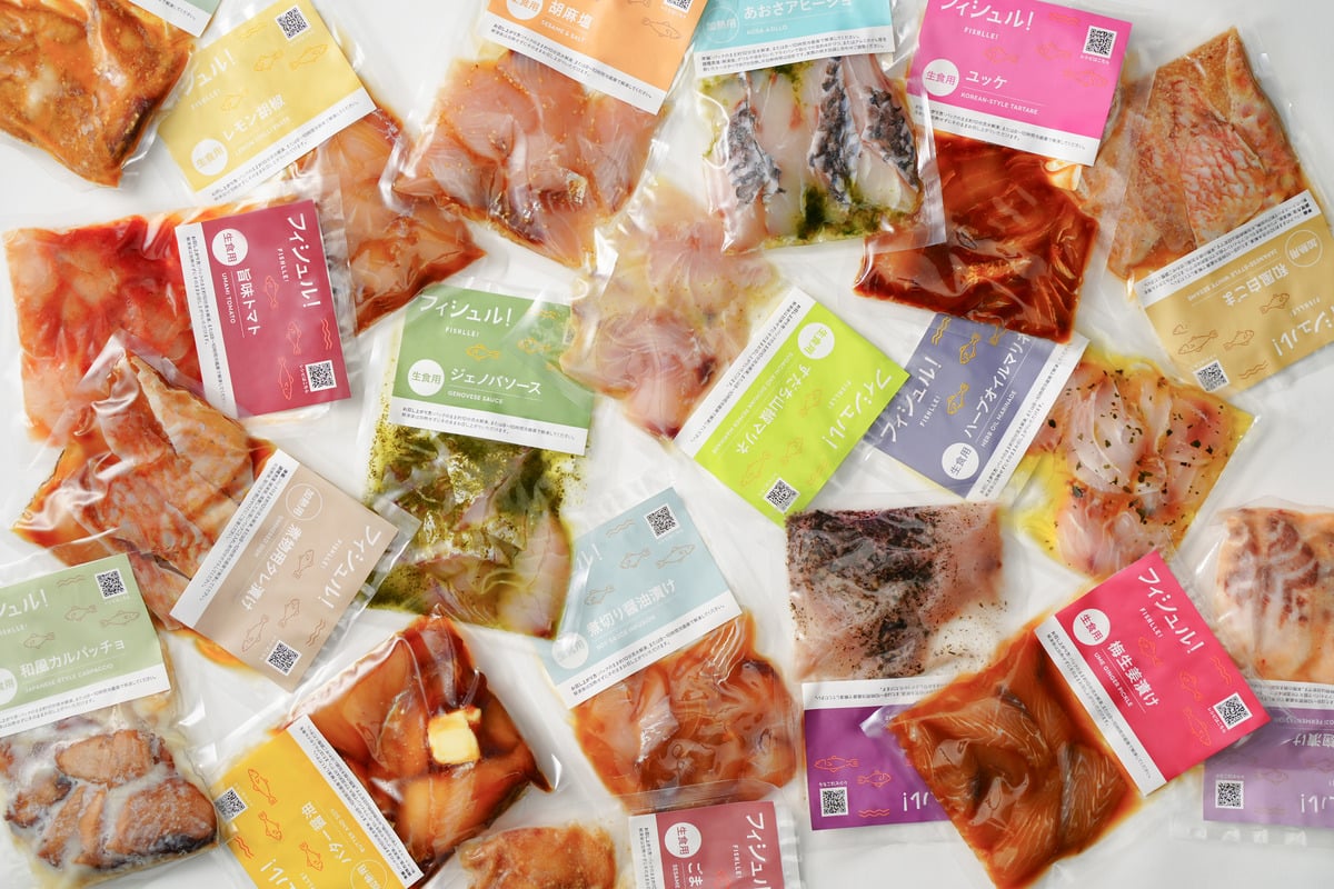味付けや魚種の異なるフィシュル!の商品。魚の名前が分からなくても、「胡麻油」「ハーブオイルマリネ」など味のイメージから選べるように設計されている。知らない魚を、知っている味へ翻訳するパッケージだ