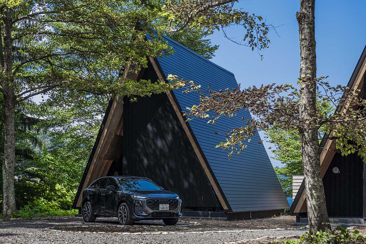 漆黒のヴィラとシックに調和する、デイトナグレーのQ3 Sportback。
