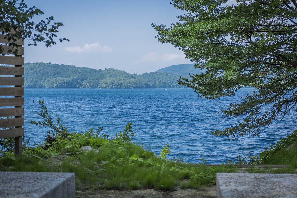 テラスからそのまま青木湖へ。誰の目も気にせず一瞬で入水できる、贅沢なパーソナルスペース。